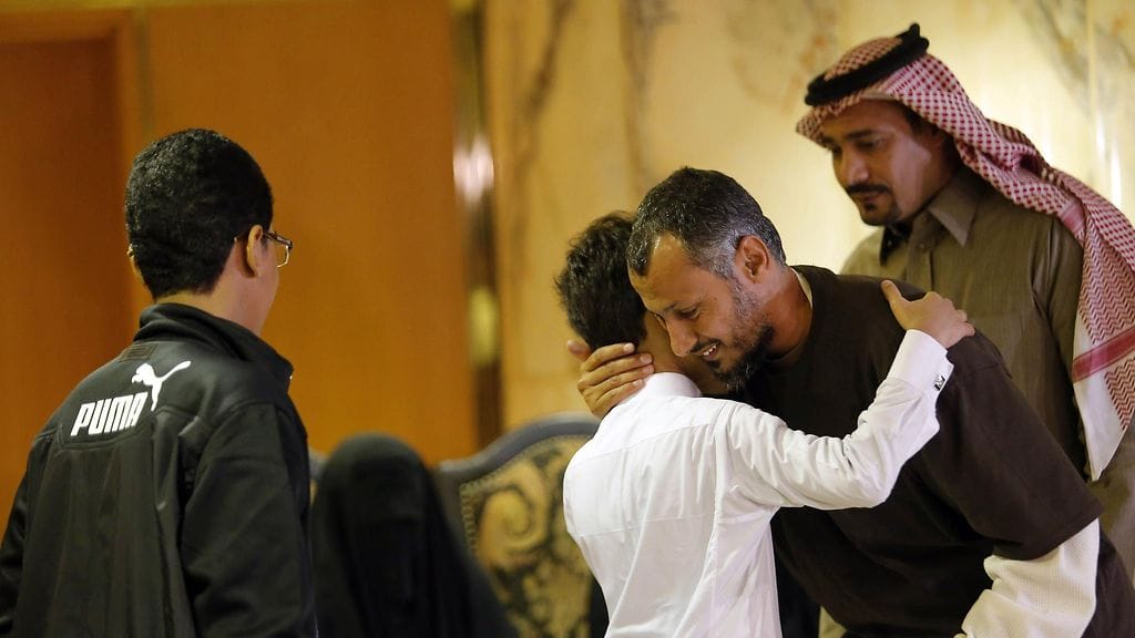 Sukulaiset olivat vastaanottamassa vankeja kuninkaallisille varatussa lentokenttäterminaalissa pääkaupunki Riadissa.