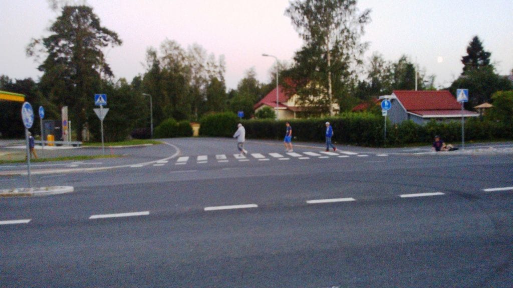 Poliisi pyytää uhria ilmoittautumaan ja yleisöltä vihjeitä kuvassa näkyvistä henkilöistä, erityisesti suojatiellä näkyvästä kolmikosta sekä maassa olevasta uhrista.