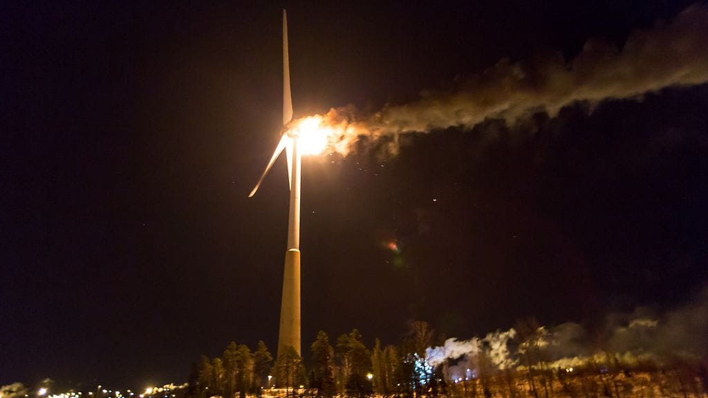 Haminan satamassa paloi tuulivoimala loppiaisena 2017.