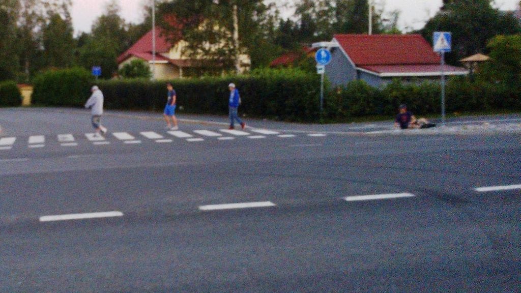 Poliisi kaipaa yleisöltä vihjeitä kuvassa näkyvistä henkilöistä. Kolmea suojatiellä kävelevää nuorehkoa miestä epäillään maassa makaavan miehen pahoinpitelystä.