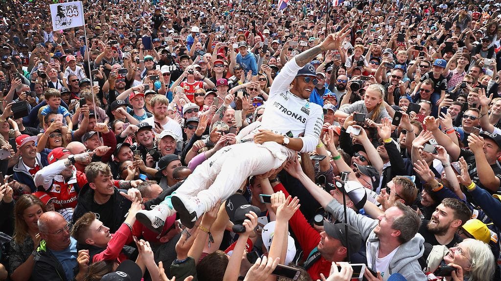 Lewis Hamilton juhli kotikisan voittoa Silverstonessa viime kesänä.