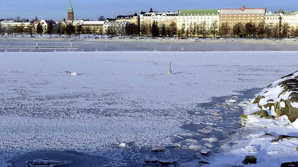 Jäätyvää merta ja merenrantaa Helsingissä 5. tammikuuta 2016.