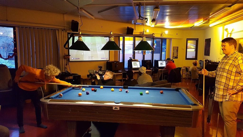 Biljardia Länsi-Pasilan nuorisotalolla Helsingissä pelaavat lukiolaiset Eetu Vienonen ja Robert Kari uskovat hyvään tulevaisuuteen Suomessa.