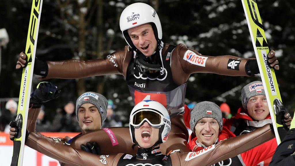 Puolan maajoukkuehyppääjillä oli syytä riemuun mäkiviikon päätteeksi.