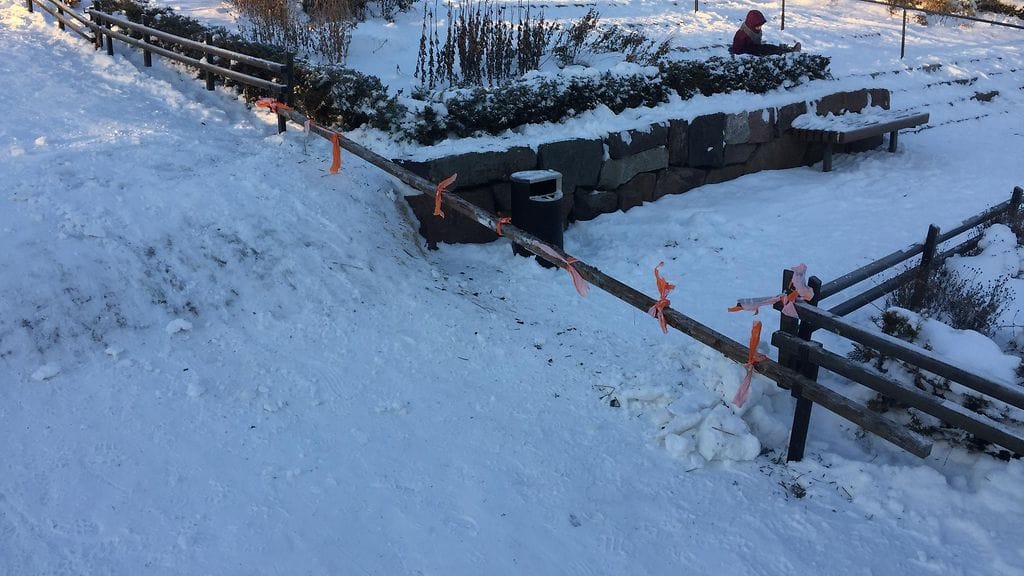 Lapsi löi päänsä kuvassa näkyvään aidan kulmaan. Nyt siinä on puinen puomi ja oranssit nauhat varoituksena vaarasta.