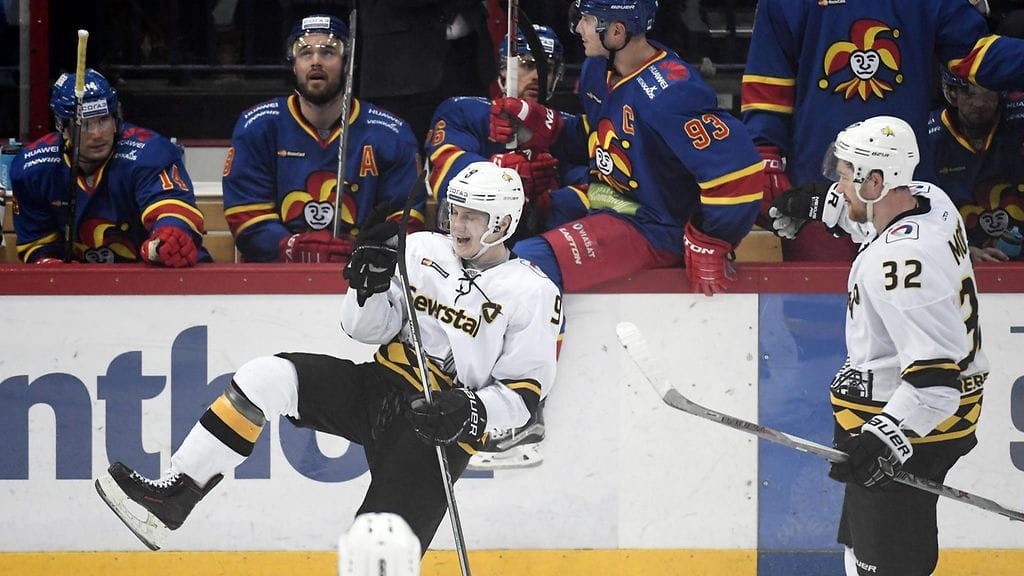 Dmitri Kagarlitski tuulettaa upeaa maaliaan.