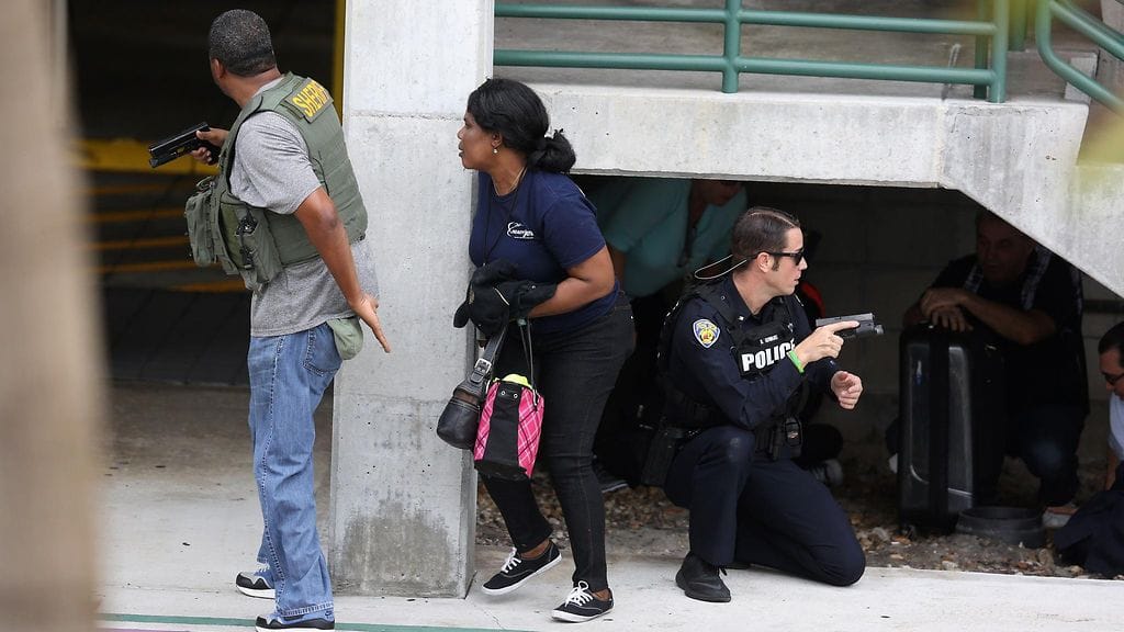 Esteban Santiagon epäillään tappaneen viisi ihmistä Fort Lauderdalen lentokentällä perjantaina. Kuvassa tilanne kentällä perjantaina.