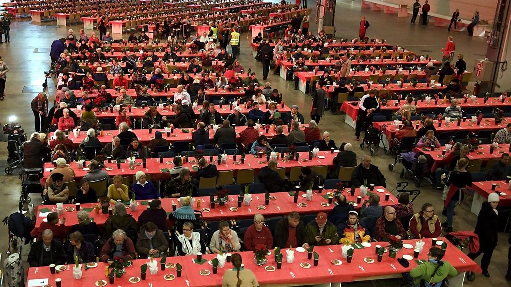 Jouluaatton Helsingin Messukeskuksessa järjestettiin Heikki Hurstin perinteinen joulujuhla syrjäytyneille, vähävaraisille ja kodittomille.