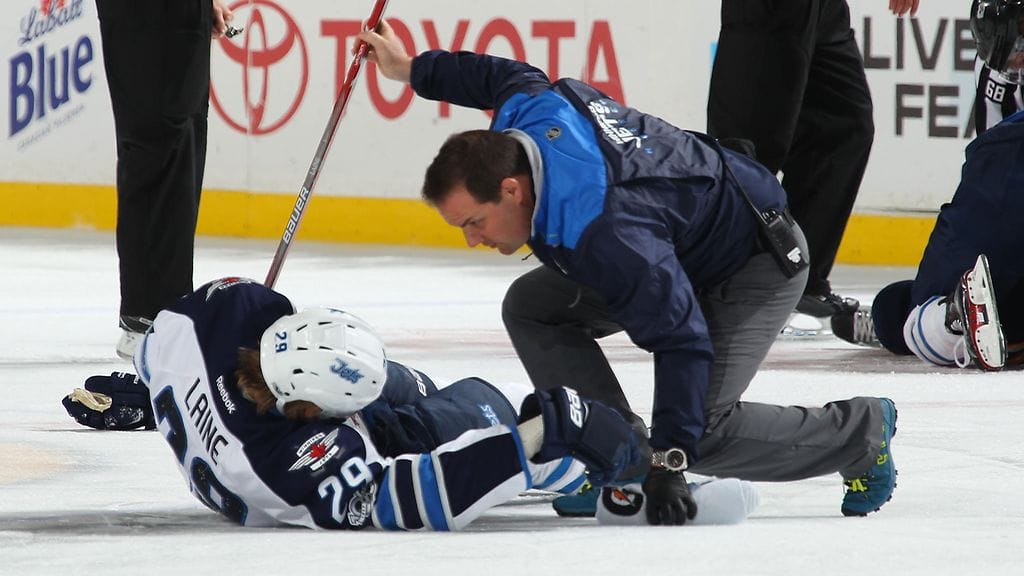 Patrik Laine jäi jyrän alle.