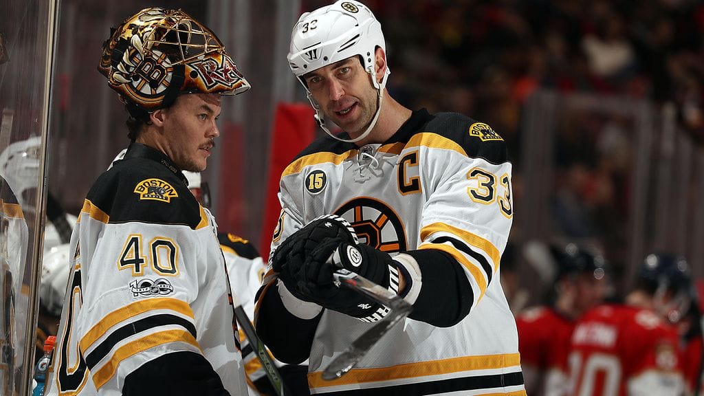 Tuukka Rask neuvonpidossa Zdeno Charan kanssa.