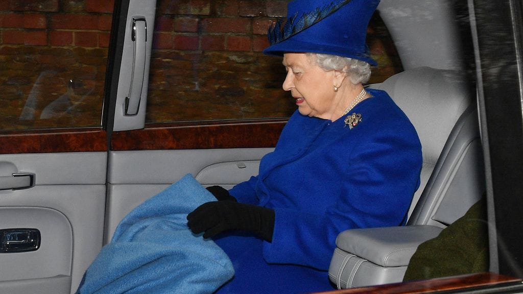 Kuningatar Elisabet palasi julkisuuteen pitkän flunssan jälkeen.