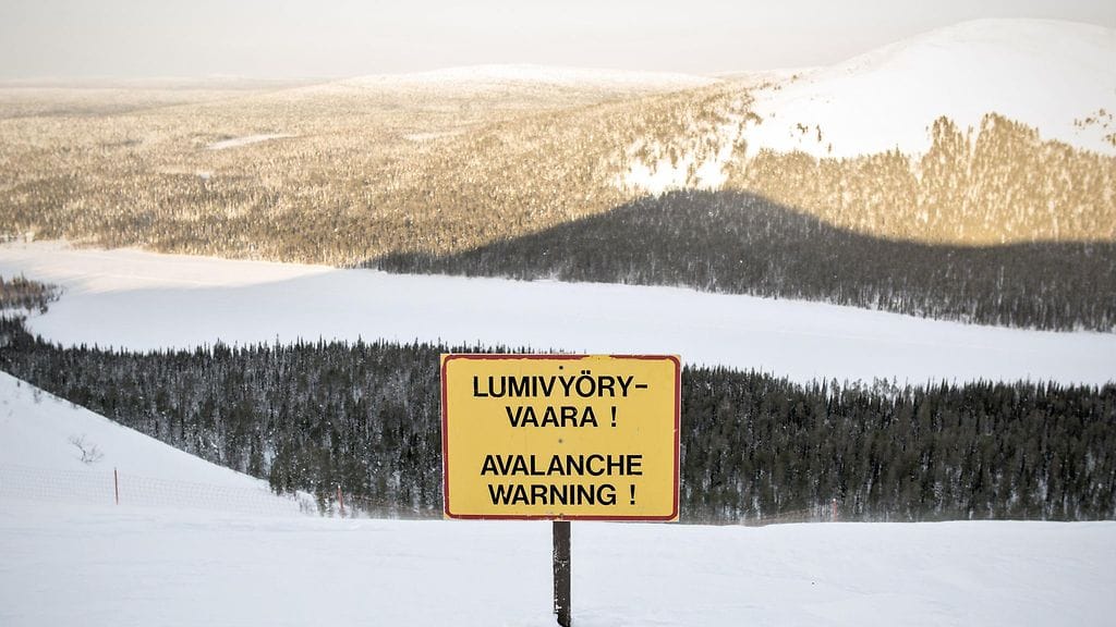 Kuvituskuvassa lumivyöryvaroituskyltti Yllästunturin läheisellä Kellostapulilla Kolarissa helmikuussa 2015.