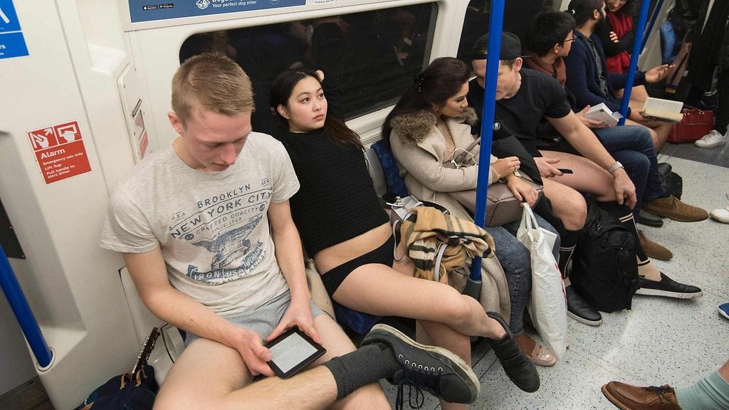 Lontoossa sadat ilman housuja metroon nousseet ihmiset hämmensivät kanssamatkustajia sunnuntaina.