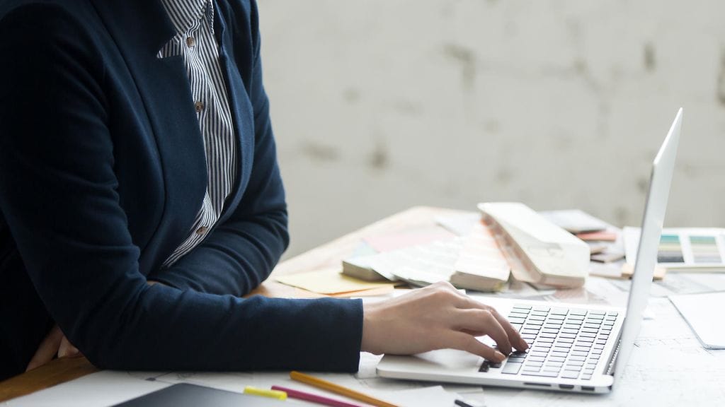 Tietokoneen ääressä vietetyillä työpäivällä on monia negatiivisia vaikutuksia.