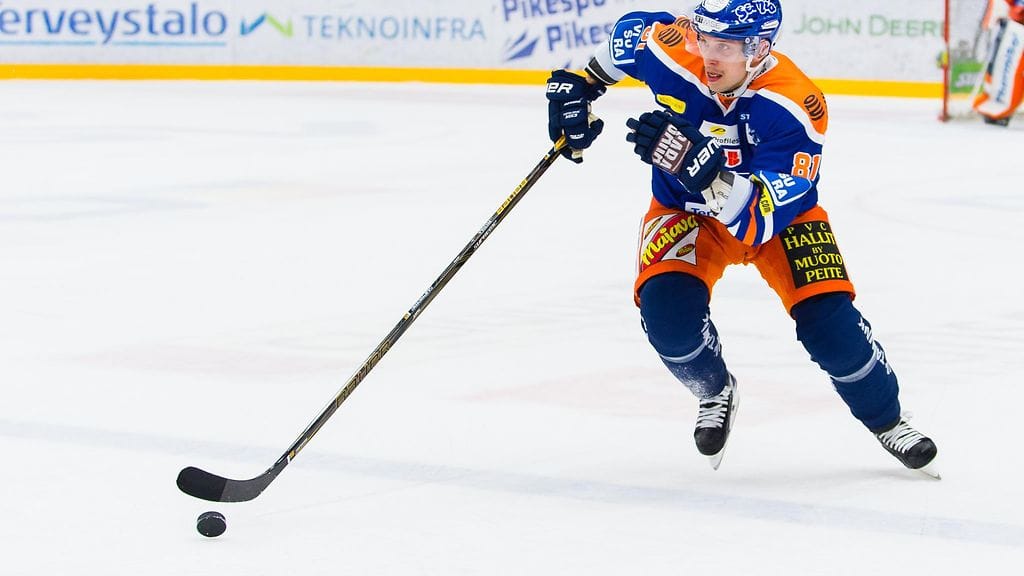 Pasi Peltola onnistui Jukureita vastaan saatuaan pikakomennuksen puolustajan tontille. Arkistokuva.