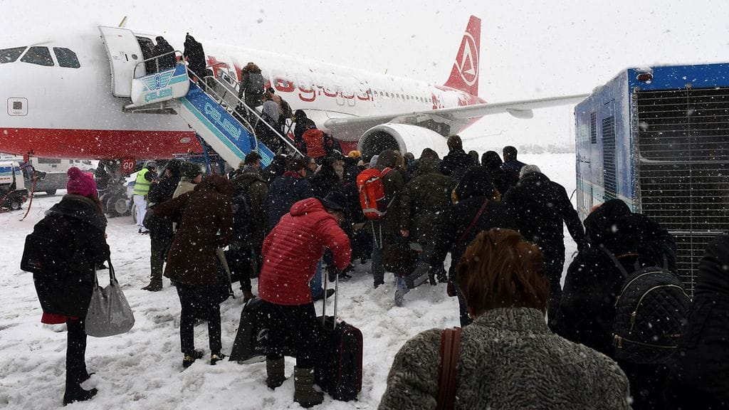 Matkustajia nousemassa lentokoneeseen tänään Istanbulin lentokentällä.