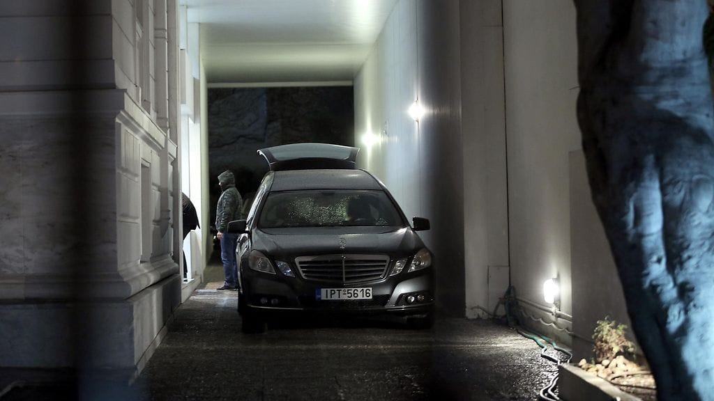 Viranomaisia kuolleen venäläisdiplomaatin asunnon edustalla Ateenassa 9 tammikuuta 2017.