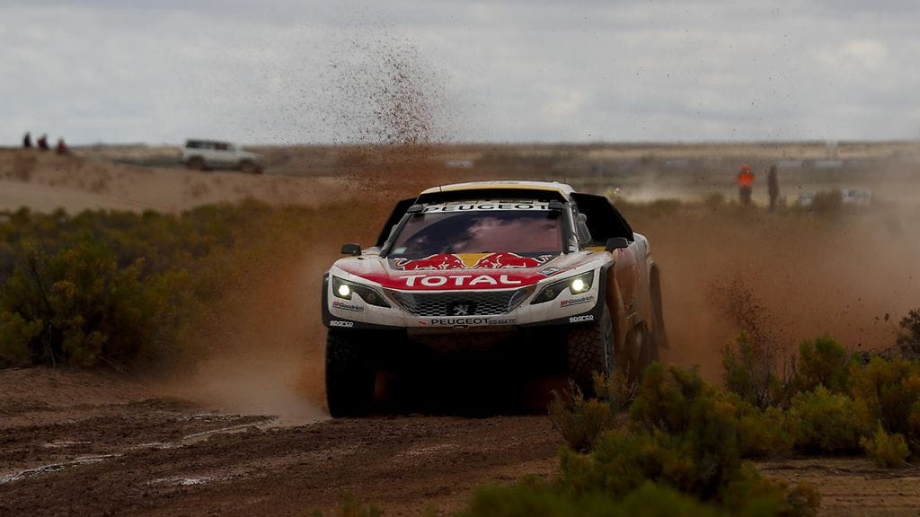 Stephane Peterhansel vauhdissa Dakarissa maanantaina.