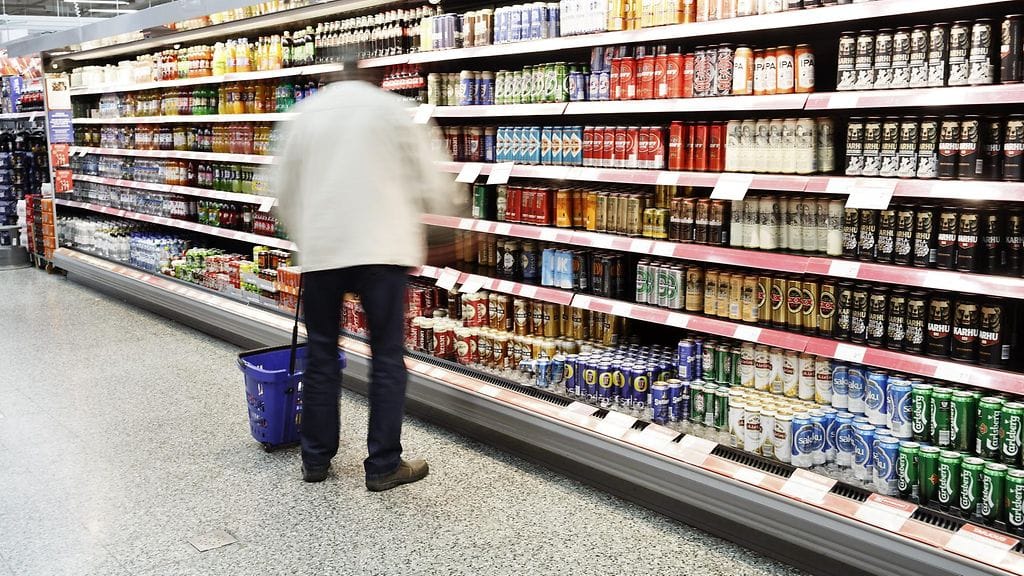 Kokoomuksen ja sinisten mukaan alkoholilaki ja -vero liittyvät yhteen, eli vero ei nouse jos kaupoista ei saa ensi vuonna hieman vahvempaa olutta ja lonkeroa.