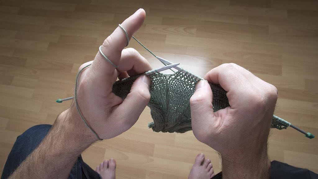 Neulomisesta innostunut mies kertoo aloittaneensa ainutlaatuisen harrastuksensa jo 17 vuotta sitten.