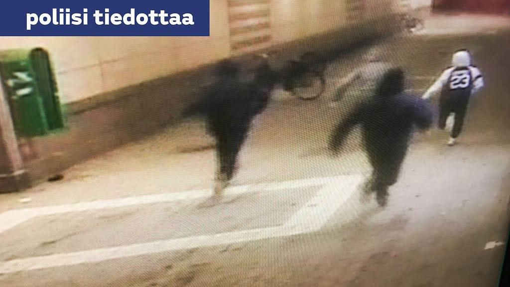 Oulunkylän juna-aseman tunnelissa oleva valvontakamera tallensi epäiltyjen poistumisen asemalta.