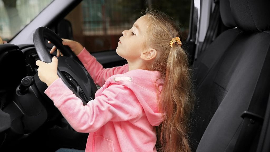 Kuvituskuva. Kuvan tyttö ei liity tapaukseen eikä oikeasti aja autoa.