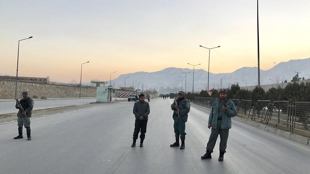 Turvallisuusjoukot sulkivat Afganistanin parlamenttiin vievän tien iskujen jälkeen.