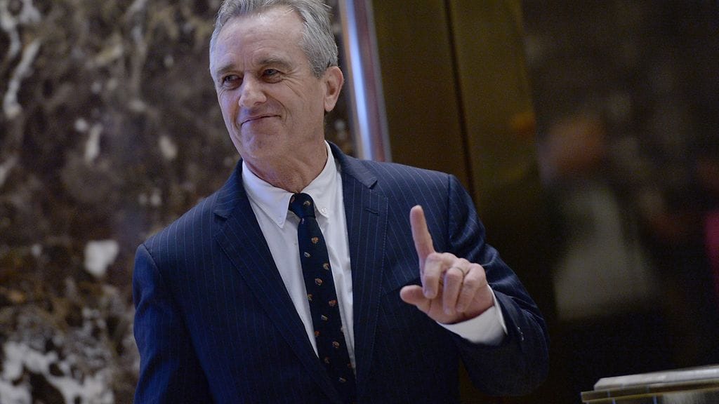 Kennedy poseerasi tyytyväisenä kuvaajille Trump Towerin aulassa tänään New Yorkissa.