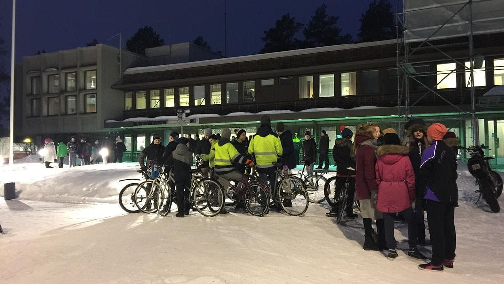 Lakon avaus alkamassa Kiimingin entisen kunnantalon edessä. Paikalla oppilaita ja vanhempia.