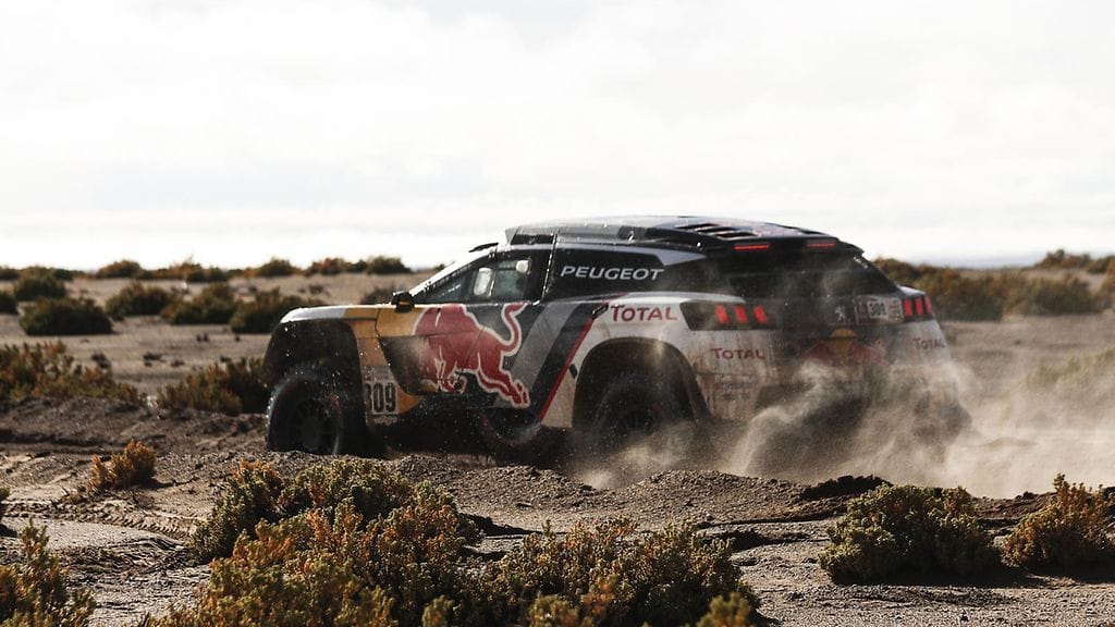 Sebastien Loeb Dakar-rallin maisemissa.