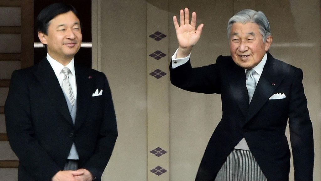 Keisari Akihito, 83, luopuisi kruunusta ja tilalle nousisi hänen poikansa, 56-vuotias kruununprinssi Naruhito. Kuvassa kaksikko tammikuussa 2015.