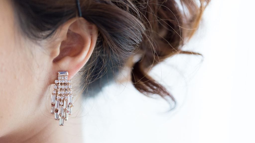 Korvakoruja käyttäessä korvantausta saattaa alkaa haista. Mutta miksi?
