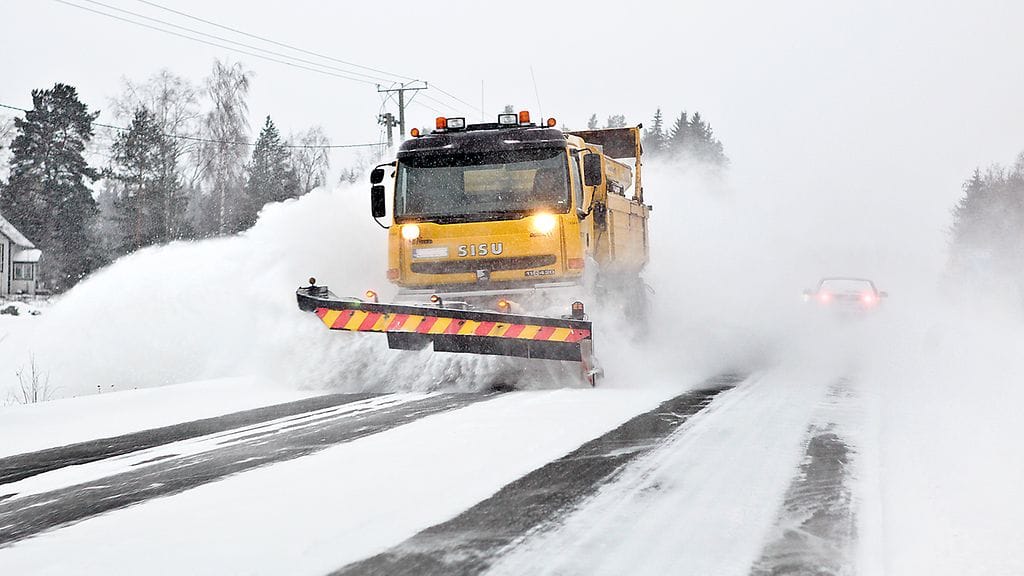 Vaikka aura työntää kinosta tien laitaan, voi kevyt pakkaslumi pöllytä ja viedä näkyvyyden pahimmassa tapauksessa kokonaan.