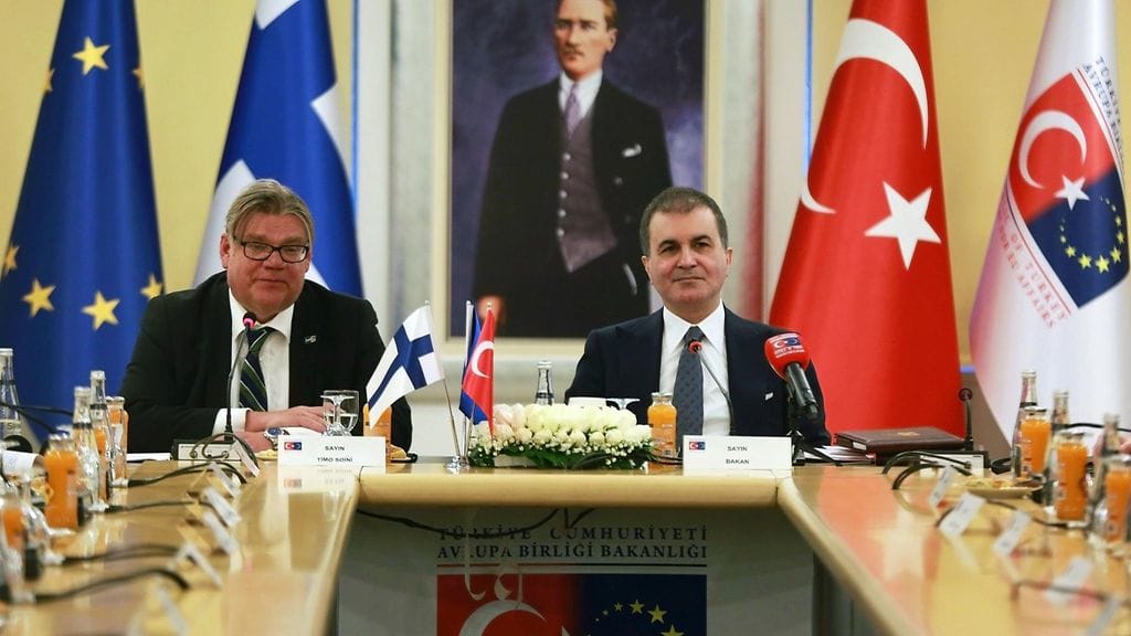 Soini tapasi myös Turkin EU-suhteiden ministerin Omer Celikin.