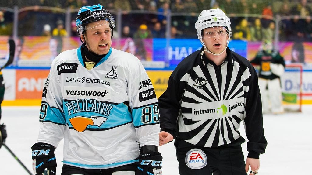 Linjatuomari raportoi saaneensa Antti Tyrväisen poikittaisesta mailasta selkäänsä. Kuva viime viikon ottelusta Ilvestä vastaan.