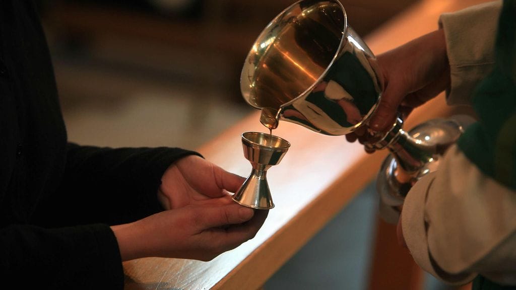 Kirkkohallituksen mukaan ehtoollisviinien verollisuus toisi evankelis-luterilaisen kirkon seurakunnille vuosittain noin 160 000 euron lisäkulut.