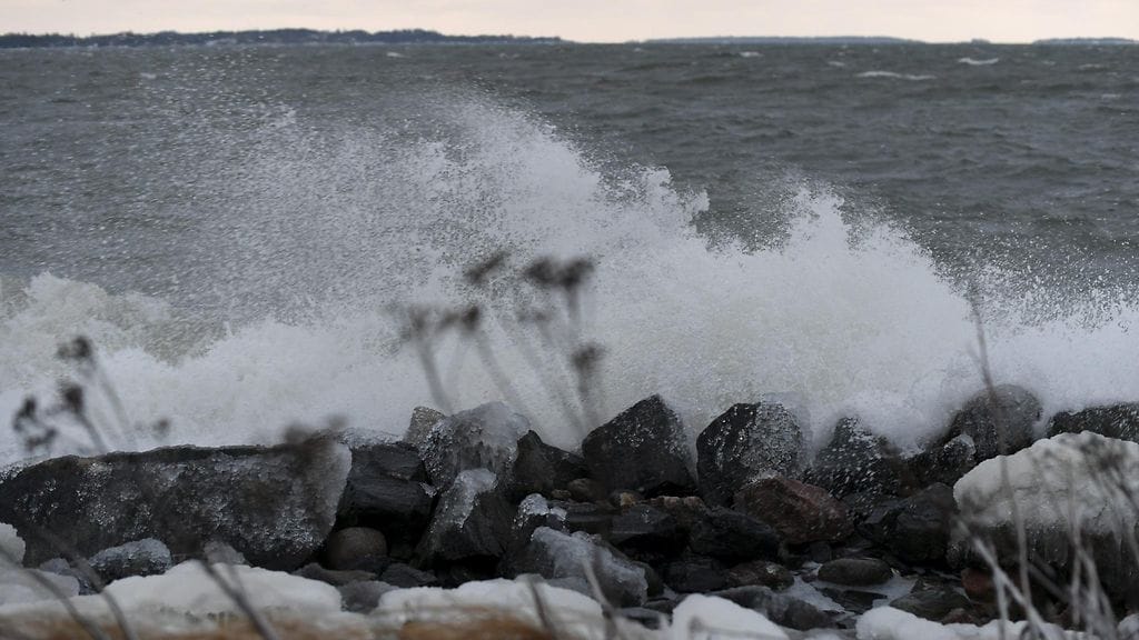 Etenkin merellä riehunut myrsky näkyi myös Helsingin rannikolla torstaina.