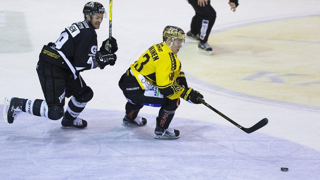 TPS:n Ilkka Heikkinen ja KalPan Jesse Mankinen.