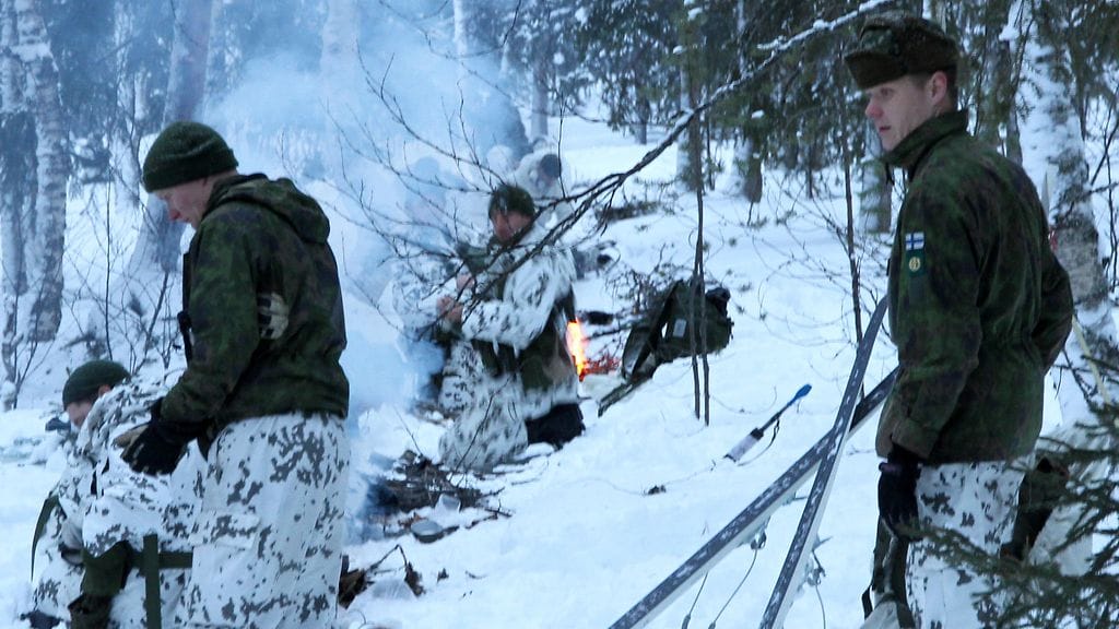 Jääkäriprikaatin talvisodankäynnin peruskurssilla on opeteltu muun muassa tulentekoa maastossa. Kuvassa oikealla Jääkäriprikaatin kapteeni Juha Massinen.