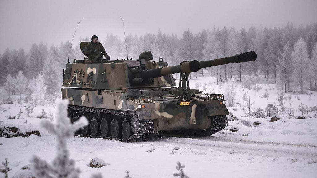 Etelä-Korealainen K9 Thunder tela-alustainen panssarihaupitsi maavoimien vaikuttamisharjoituksessa Rovajärven ampuma-alueella Rovaniemellä 24. marraskuuta 2016.