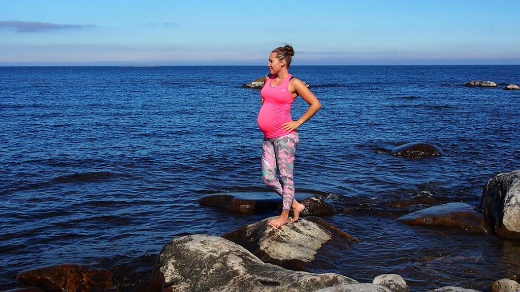 Hilla Stenlund seurasi innoissaan kehonsa muutoksia raskausaikana.