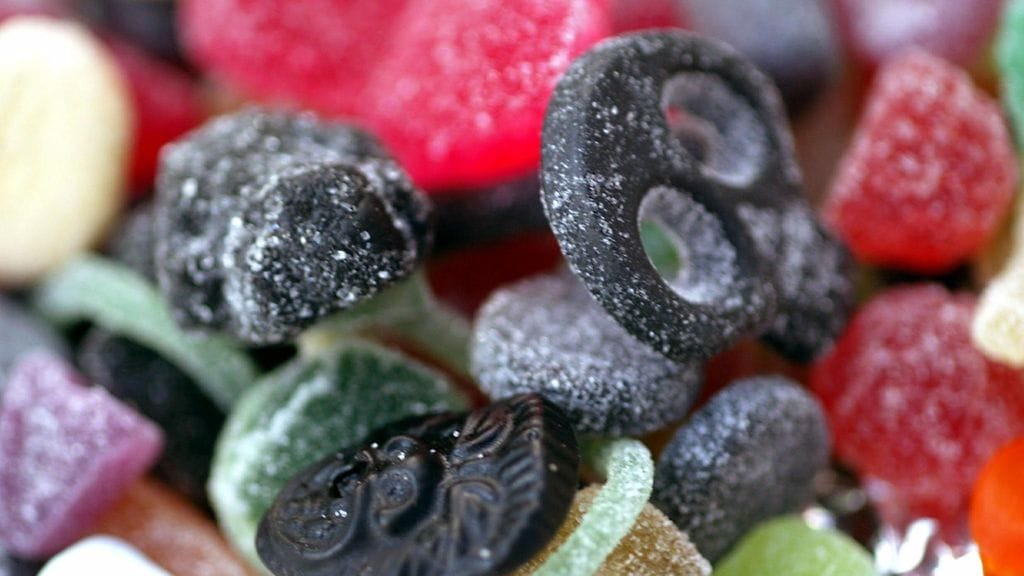 ”Kakskakkosta markalla, yks oukkidoukki, kolme pääkalloa, vitosta kymmenellä pennillä...”