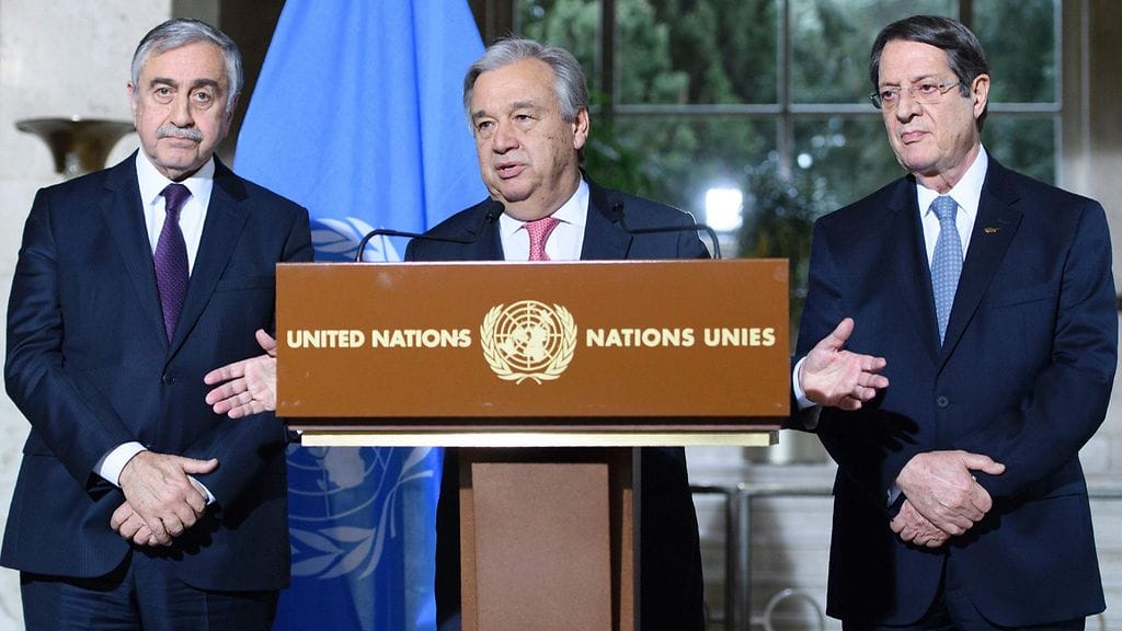 Kypros-neuvottelut päättyivät tuloksettomina viime tammikuussa. Kuvassa YK:n pääsihteeri Antonio Guterres (keskellä), turkkilaisen puolen johtaja Mustafa Akinci (vas.) ja kreikkalaisen puolen johtaja Nicos Anastasiades (oik.).
