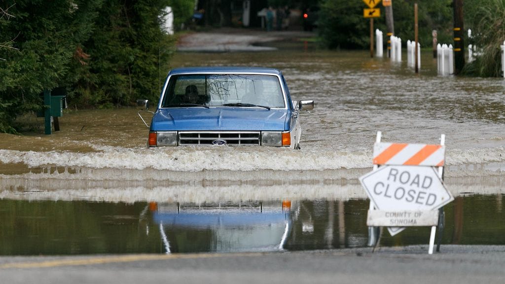 Russian-joki tulvi runsaiden sateiden takia Kaliforniassa.