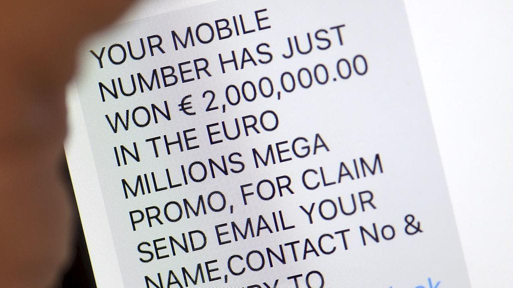 Kuvituskuvassa huijaustekstari kännykän näytöllä.