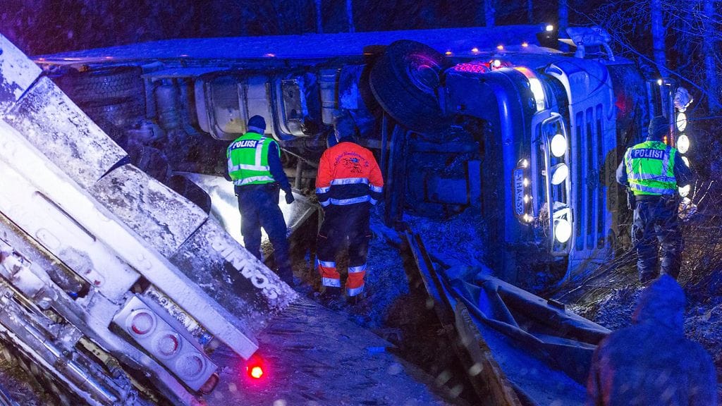 Haketta kujettaneen rekan ulosajo säikäytti eilen illalla valtatiellä 15. Paikalle hälytettiin viisi pelastustoimen yksikköä, kaksi ensihoidon yksikköä sekä poliisin partio. Henkilövahingoilta kuitenkin vältyttiin.