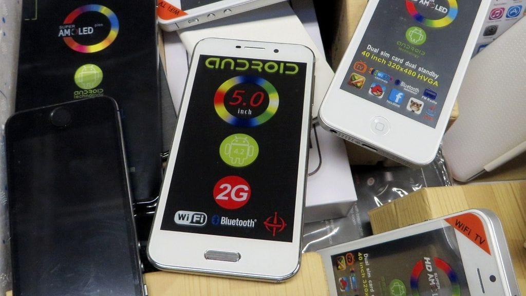 Kuvituskuvassa väärennettyjä kännyköitä, jotka jäivät tullin haaviin vuonna 2013.