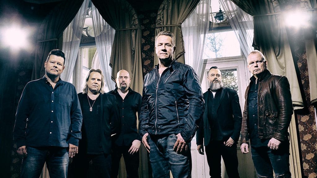 Olli Lindholmin rinnalla Yö-yhtyeessä soittavat Timo Mynttinen, Jussi Turpeinen, Ari Toikka, Mikko Kangasjärvi ja Jaska Latomaa.