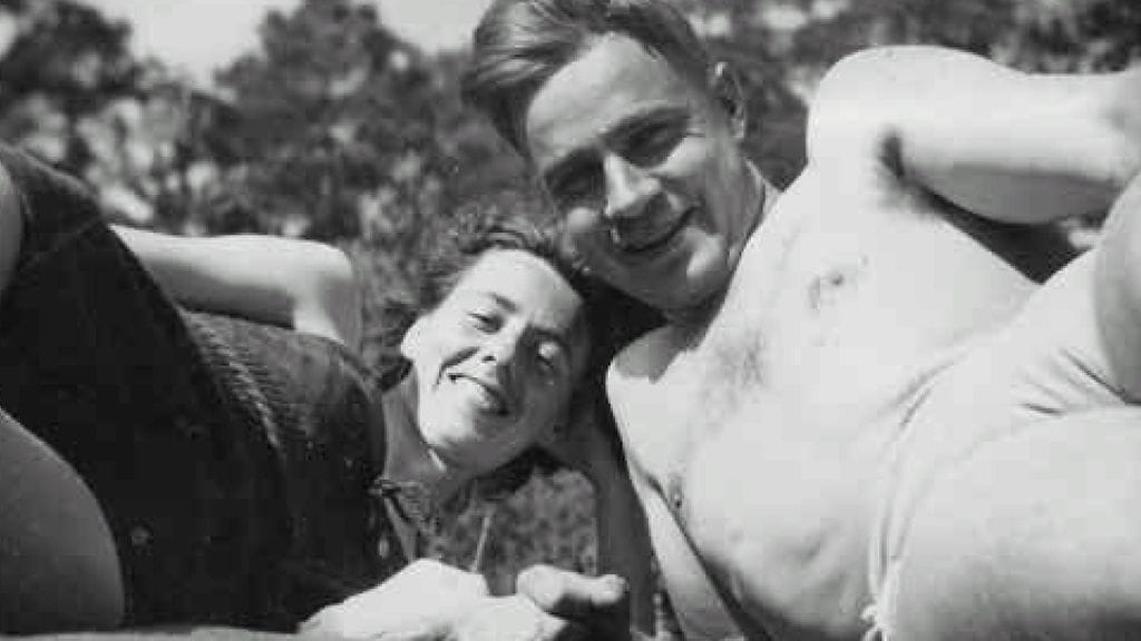 Ennen vanhaan "selfiet" otettiin ajastimella. Tellervo ja Mauno Uittamolla.