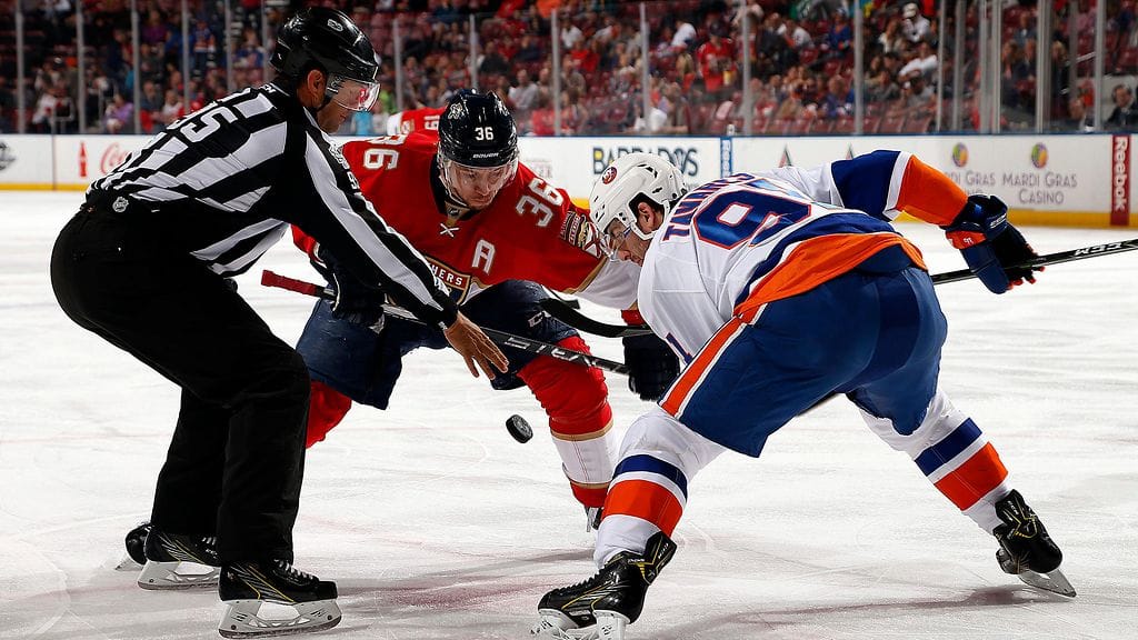 Jussi Jokinen kyyristyi aloitukseen John Tavaresia vastaan.